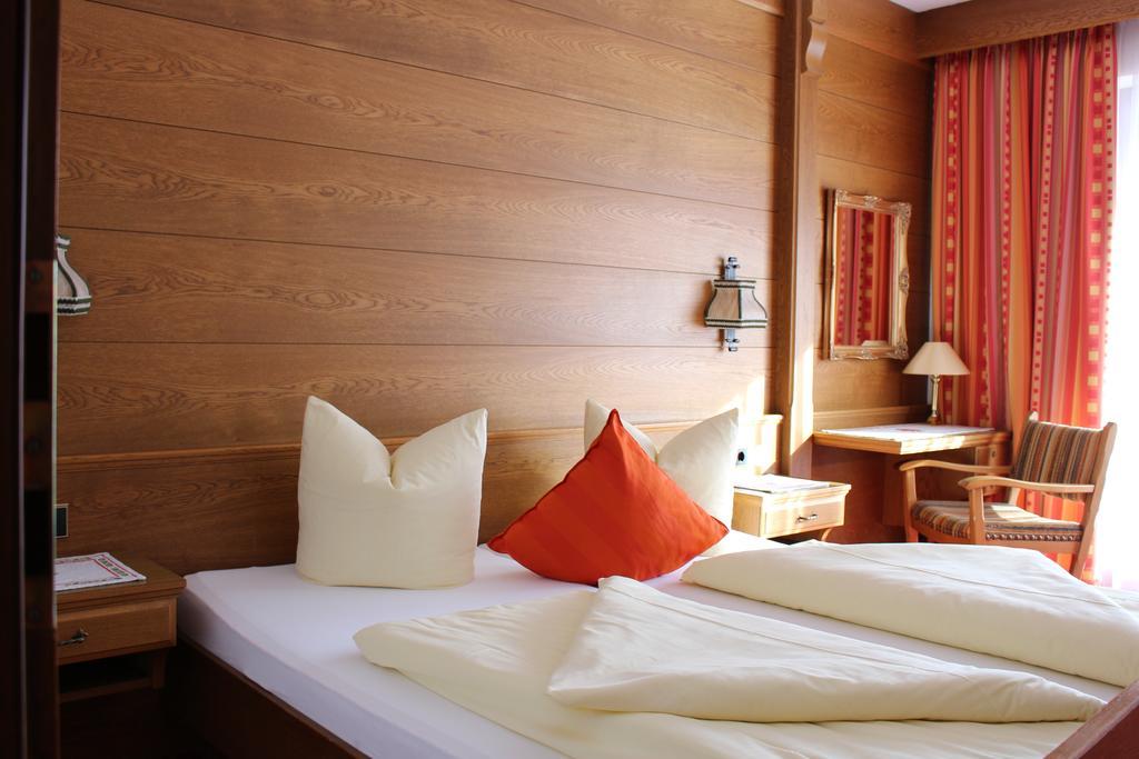 Alpenmotel Saeuling Pinswang Buitenkant foto